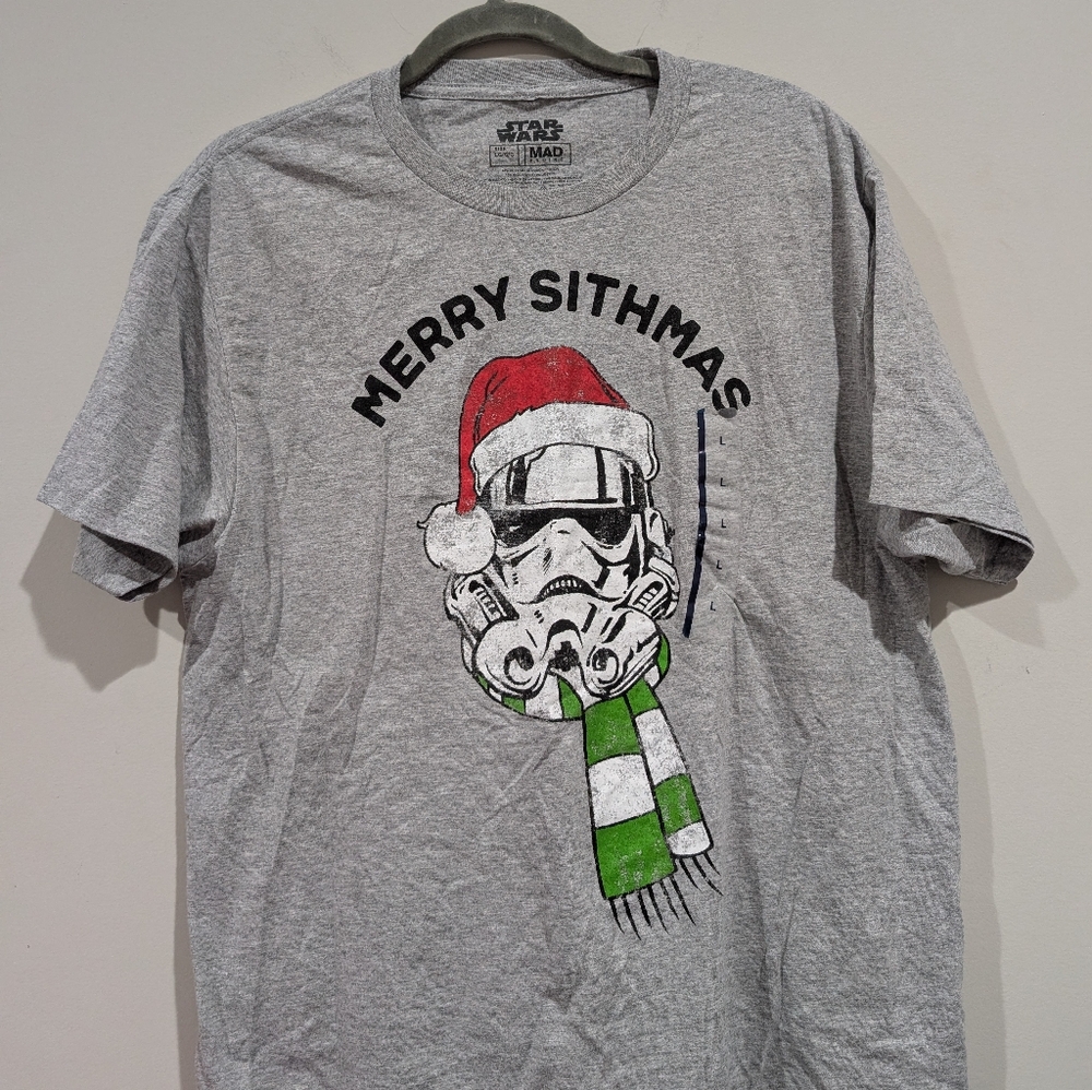 🎄 Star Wars “Merry Sithmas” Graphic Tee (Men’s L, NWT)